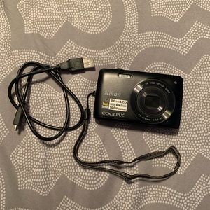 LIKE NEW- Nikon Coolpix Camera